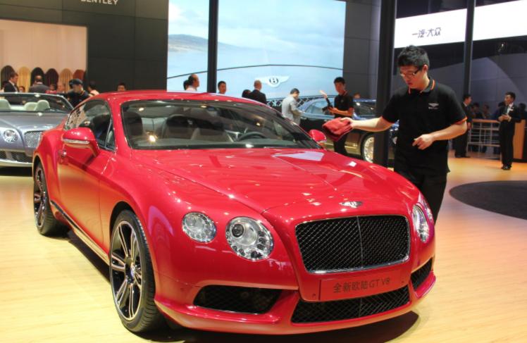 男子打扮邋遢逛车展，宾利销售殷勤服务，“看鞋就知是大客户”