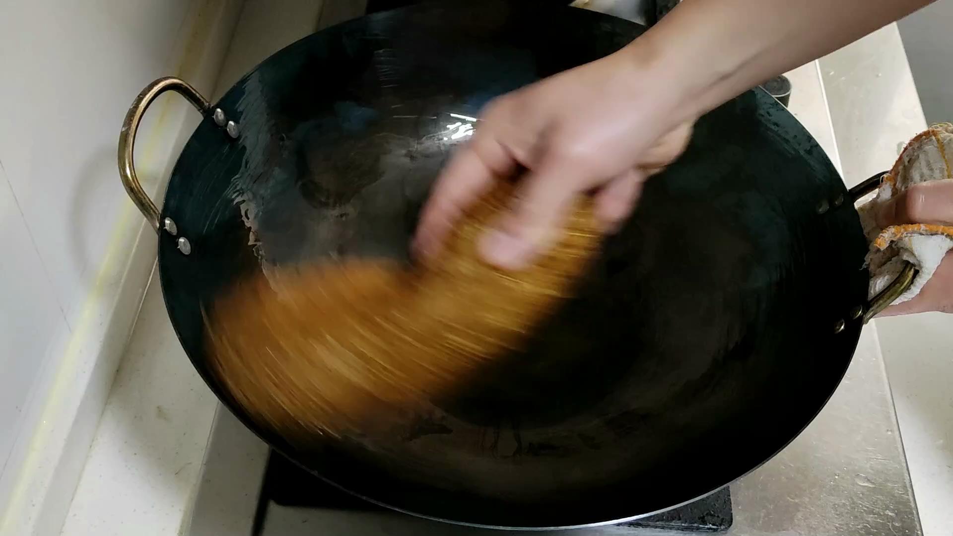 新铁锅千万别直接烧,等于吃掉了涂层,大厨正确开锅不生锈不粘锅