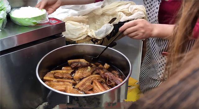 大妈街边卖良心汤,大妈在街边卖10元自助餐