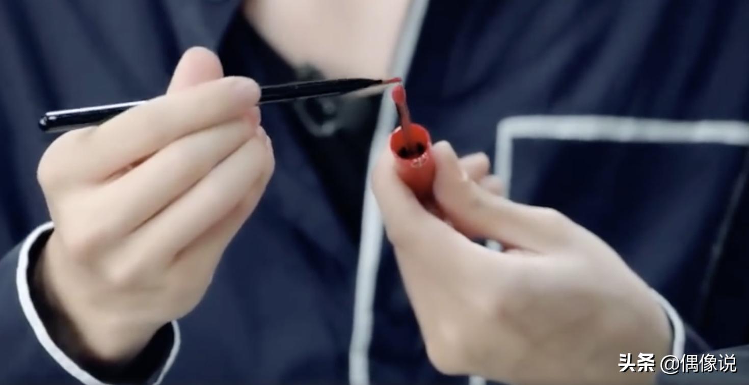 易烊千玺红色眼妆,易烊千玺桃心眼妆画法