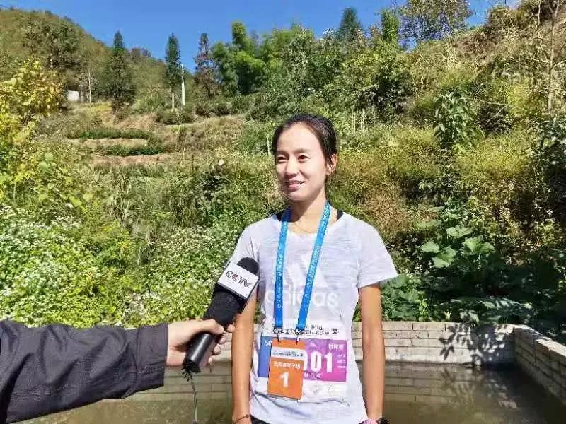 这个女孩子，首马跑2小时50分，首场百公里越野就夺冠