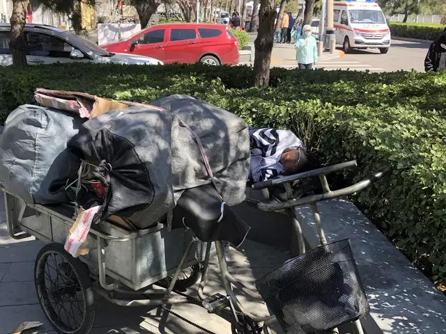 都市露宿者们:有人想当歌星未遂,有人被骗房产