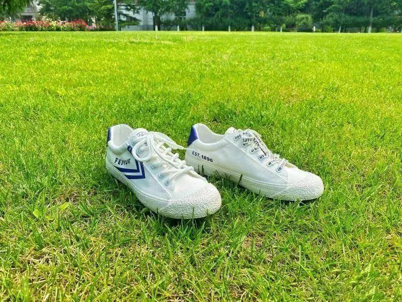 杨幂穿的运动鞋,中国风鸿星尔克鞋子