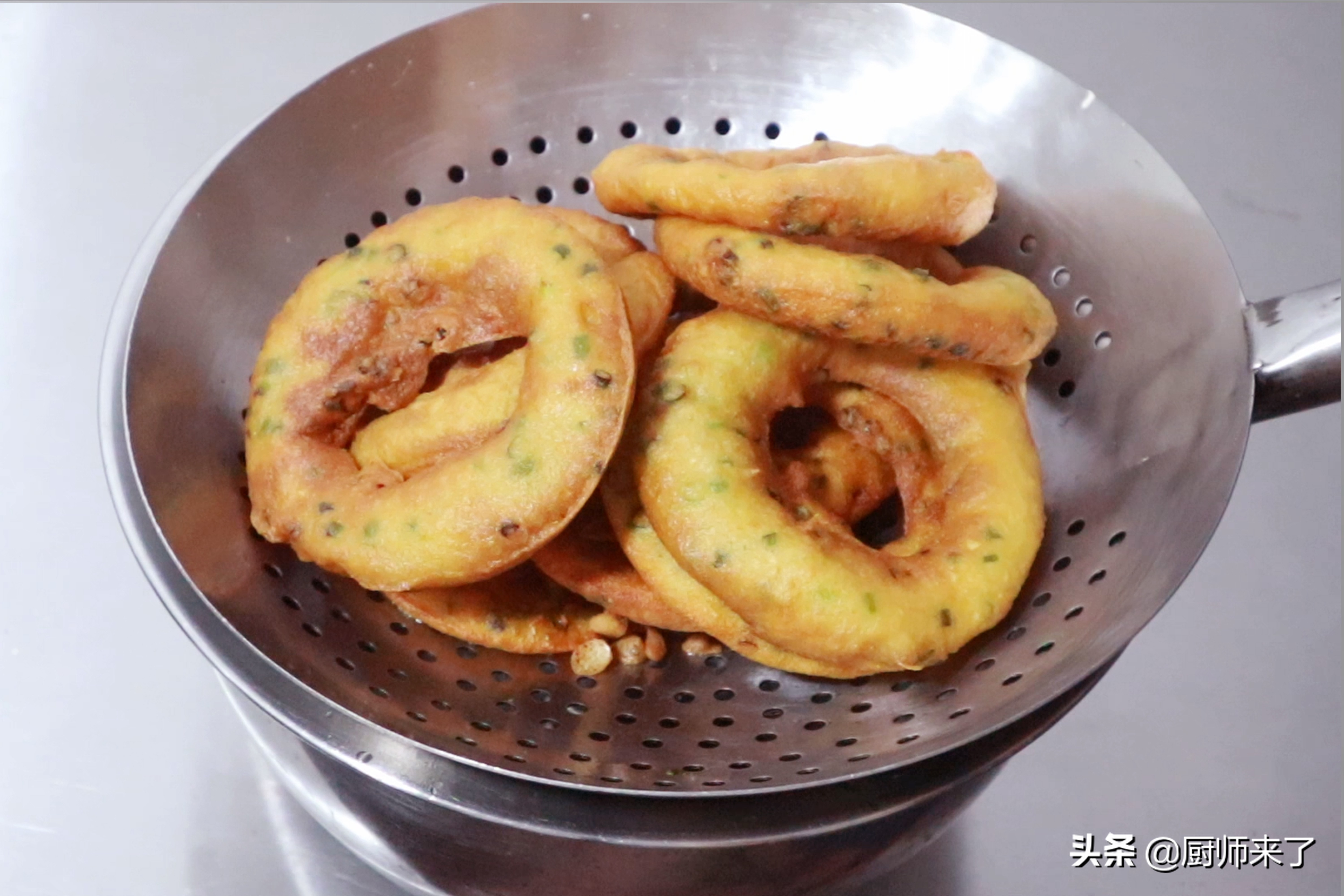 油炸灰面粑粑做法全过程,不用发酵的炸面疙瘩