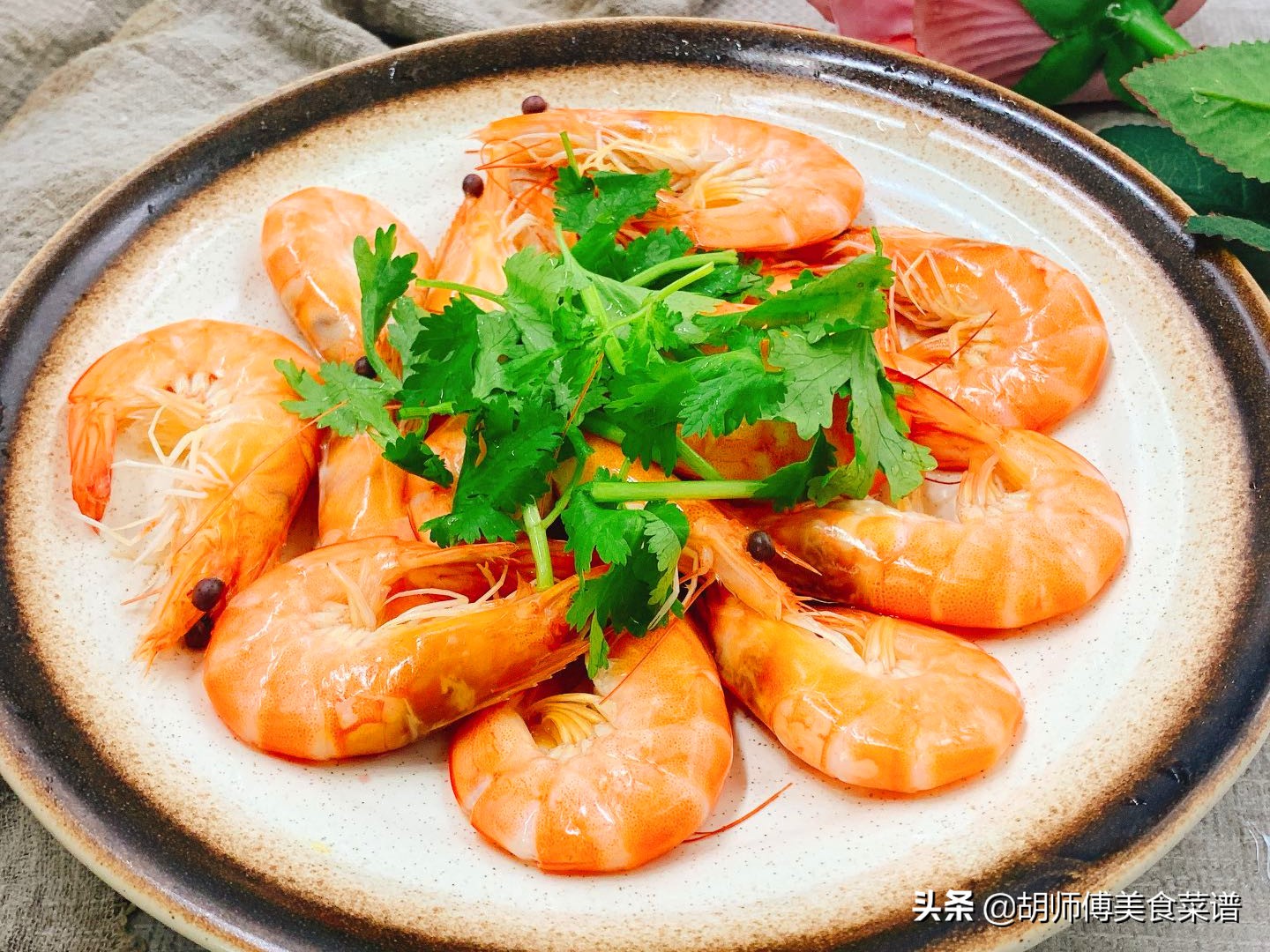 白灼虾最忌直接用水煮,水煮虾开水下入虾煮几分钟