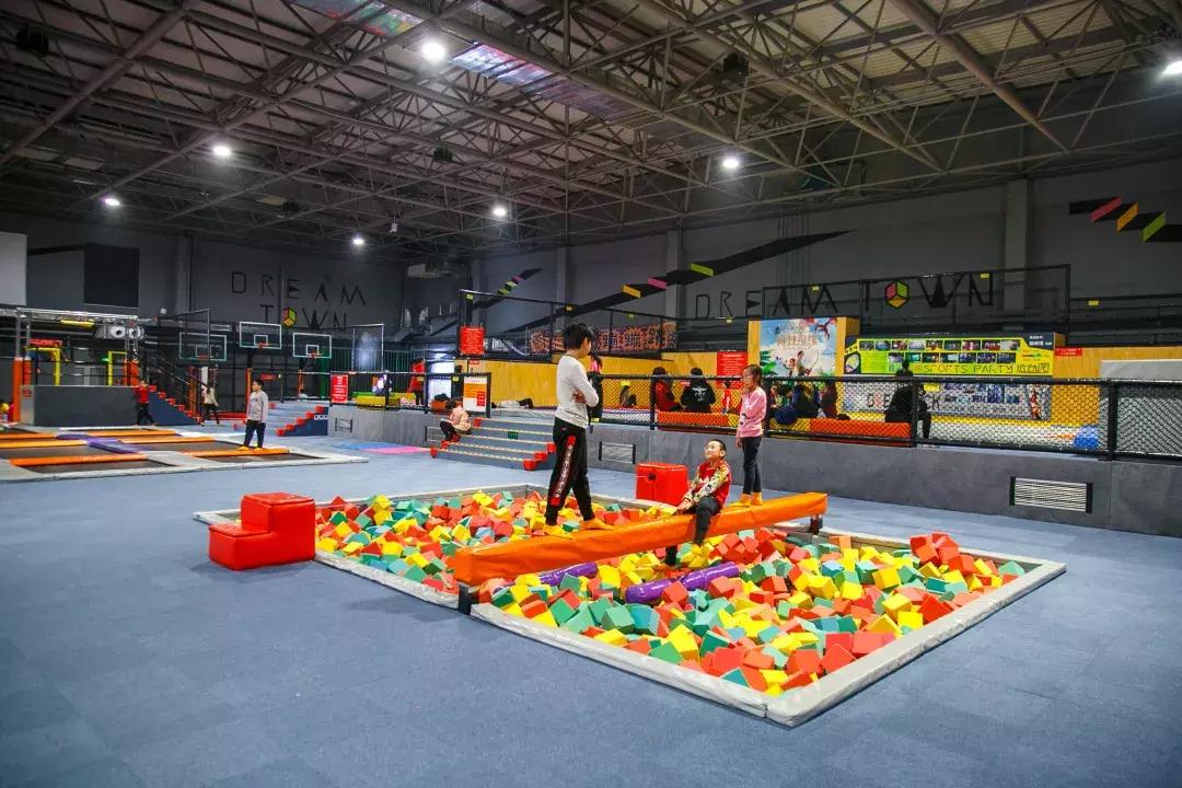 蹦床乐园闯关攀岩,蹦床馆嗨玩
