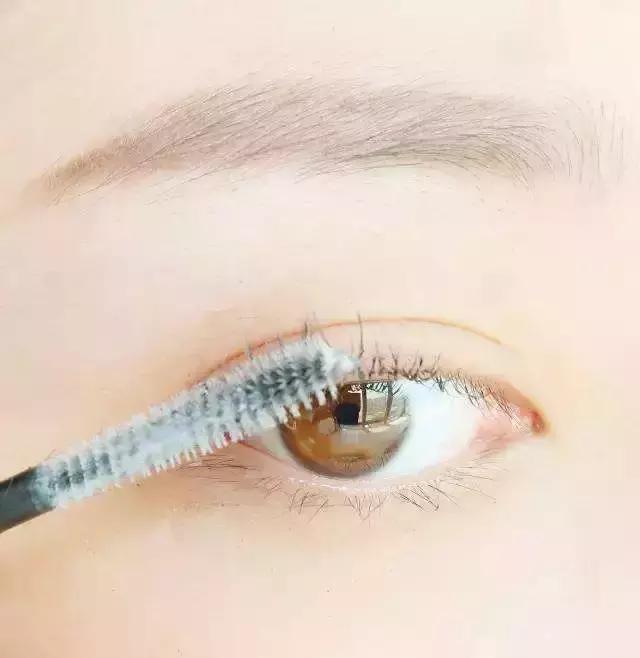 三分钟学会夹睫毛和刷睫毛,教大家一招正确的刷睫毛