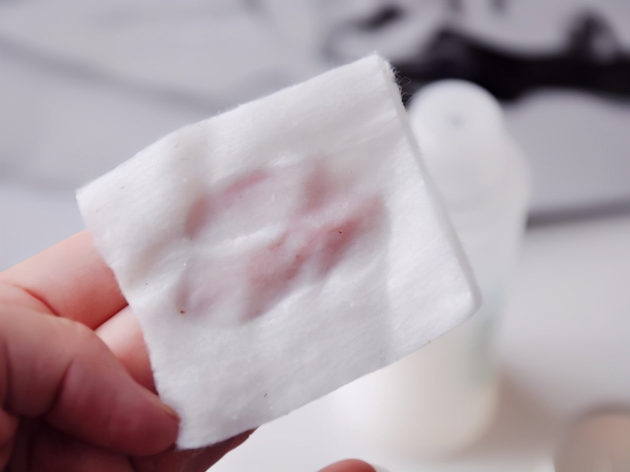 毛孔粗大出油用什么方法可以改善,脸爱出油毛孔粗大用什么护肤产品