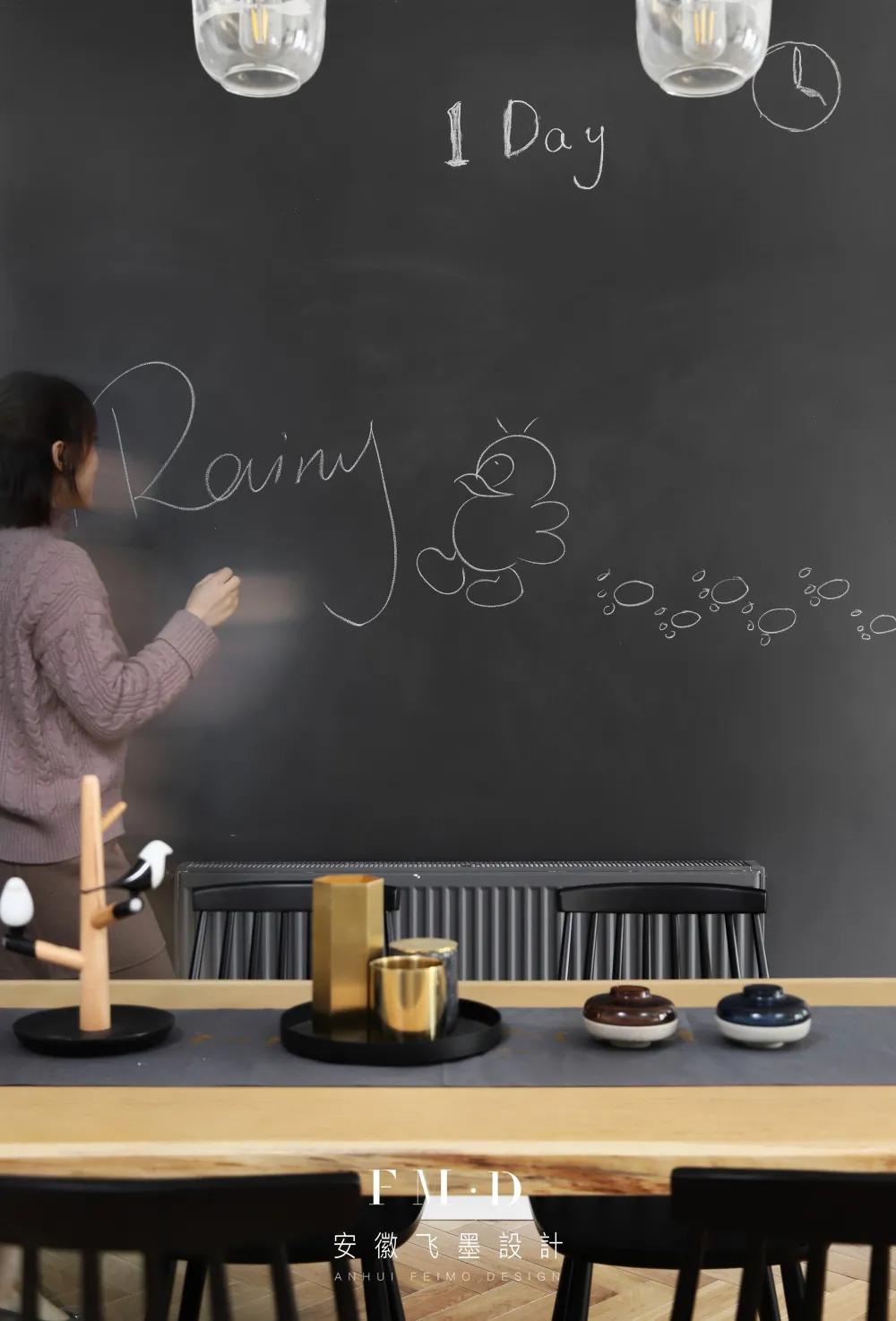 早备个黑板墙就好了！能涂能画实用与颜值兼具，解决了带娃难题