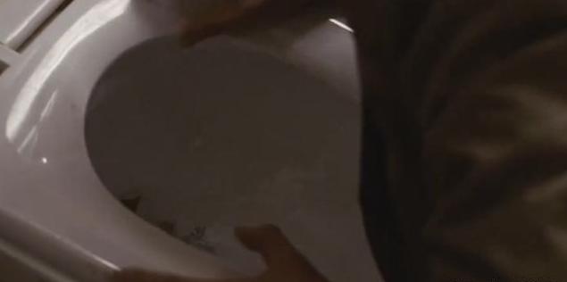 女子被不明怪物侵袭,被不明生物侵入身体