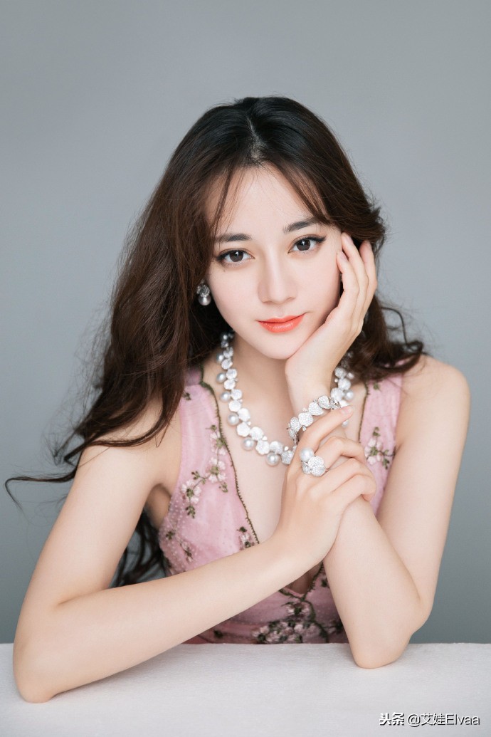 迪丽热巴黑色紧身裙穿搭回归现实,迪丽热巴花哨穿搭