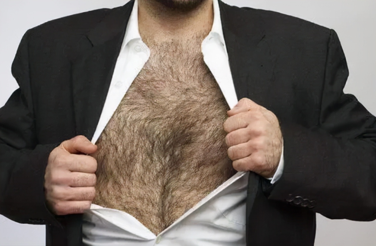 为什么有些男人胸部中间长痘,为什么男生胸部会长小毛毛