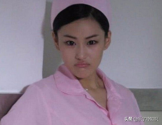 张馨予霸气造型图,张馨予这泡面头造型还挺美的