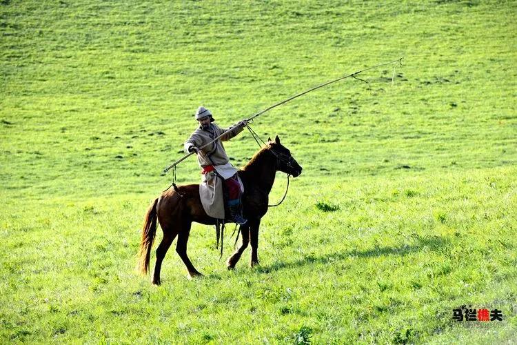 布里亚特牧民骑马摄影作品,草原蒙古族服饰摄影