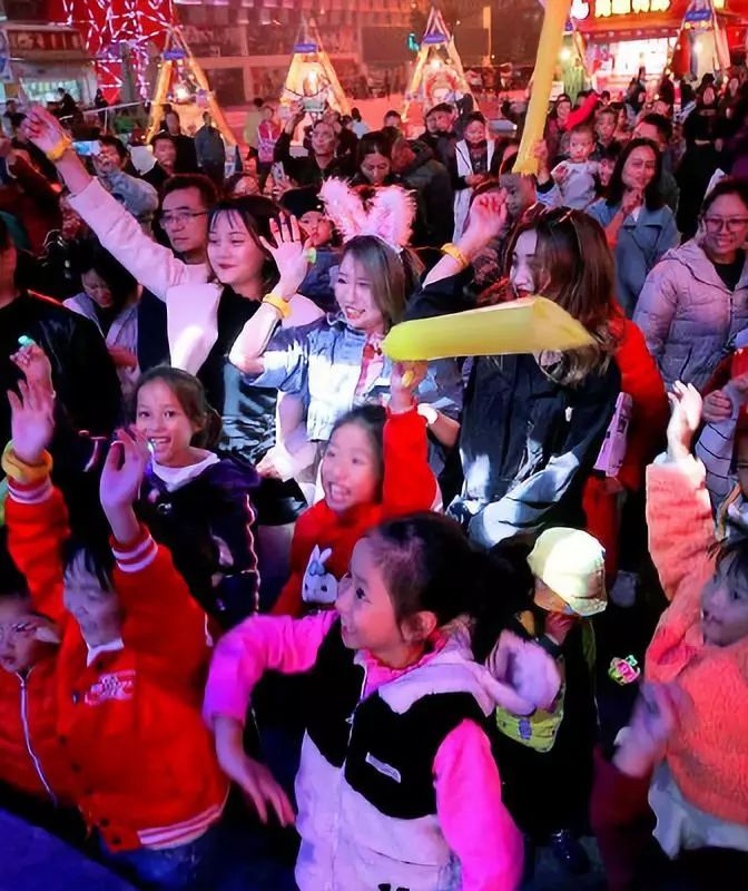 越来越多年轻人去成都重庆,大量年轻人到成都就业