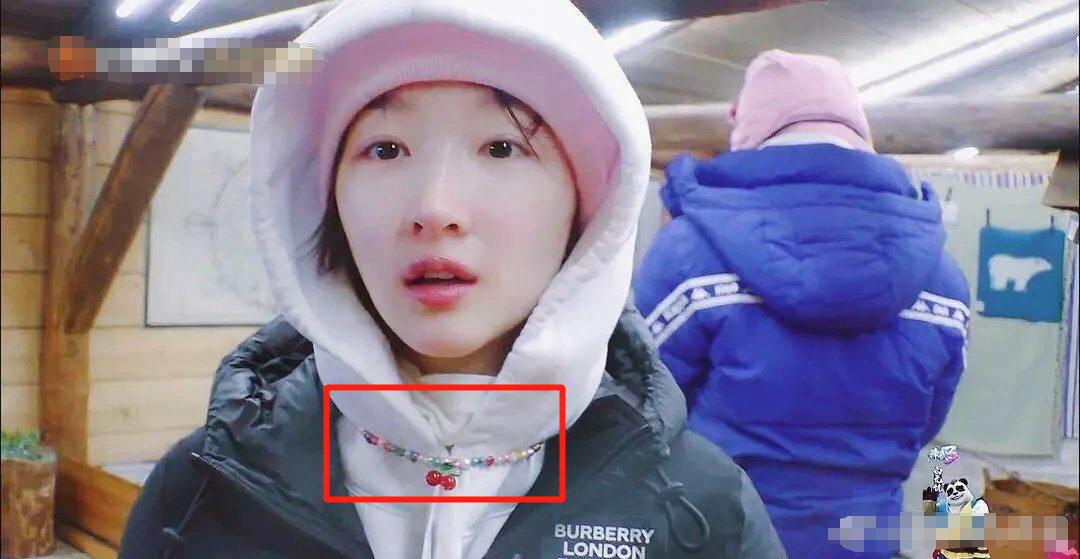 易烊千玺对周冬雨态度,易烊千玺周冬雨全程无交流与笑容