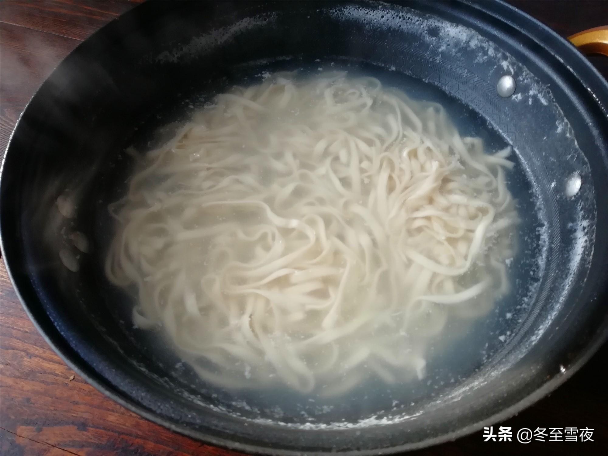 怎么样做面条柔软又劲道,自己在家擀面条怎么做筋道好吃