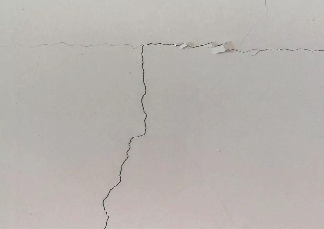 二手房墙体发霉怎么彻底解决,旧房装修墙壁开裂怎么处理