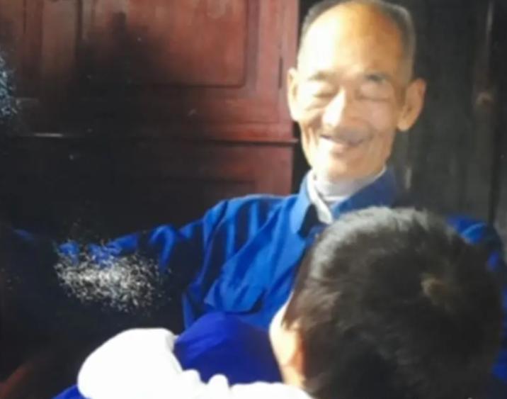 *世友许**之子许光,患癌后向医院提要求:不用进口药,不做过度治疗