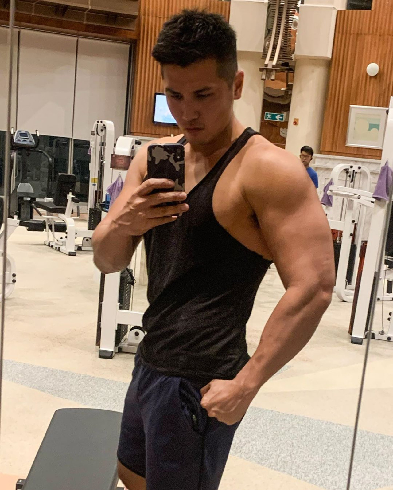 韩国帅哥晒胸肌恶搞,tvb男演员胸肌