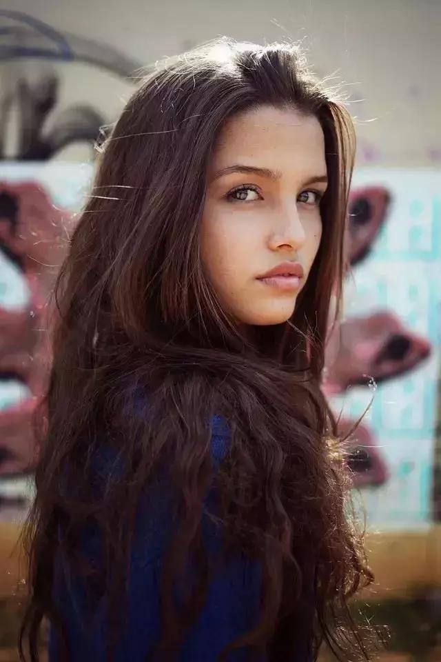 一个普通的上班族起早贪黑,一个打工人四处奔波