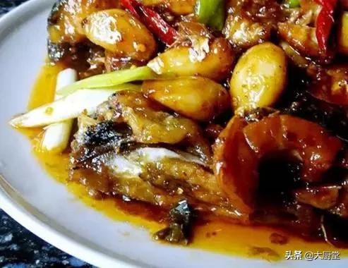 大蒜烧鲶鱼的正宗做法,大蒜烧鲶鱼鲶鱼要炸过吗