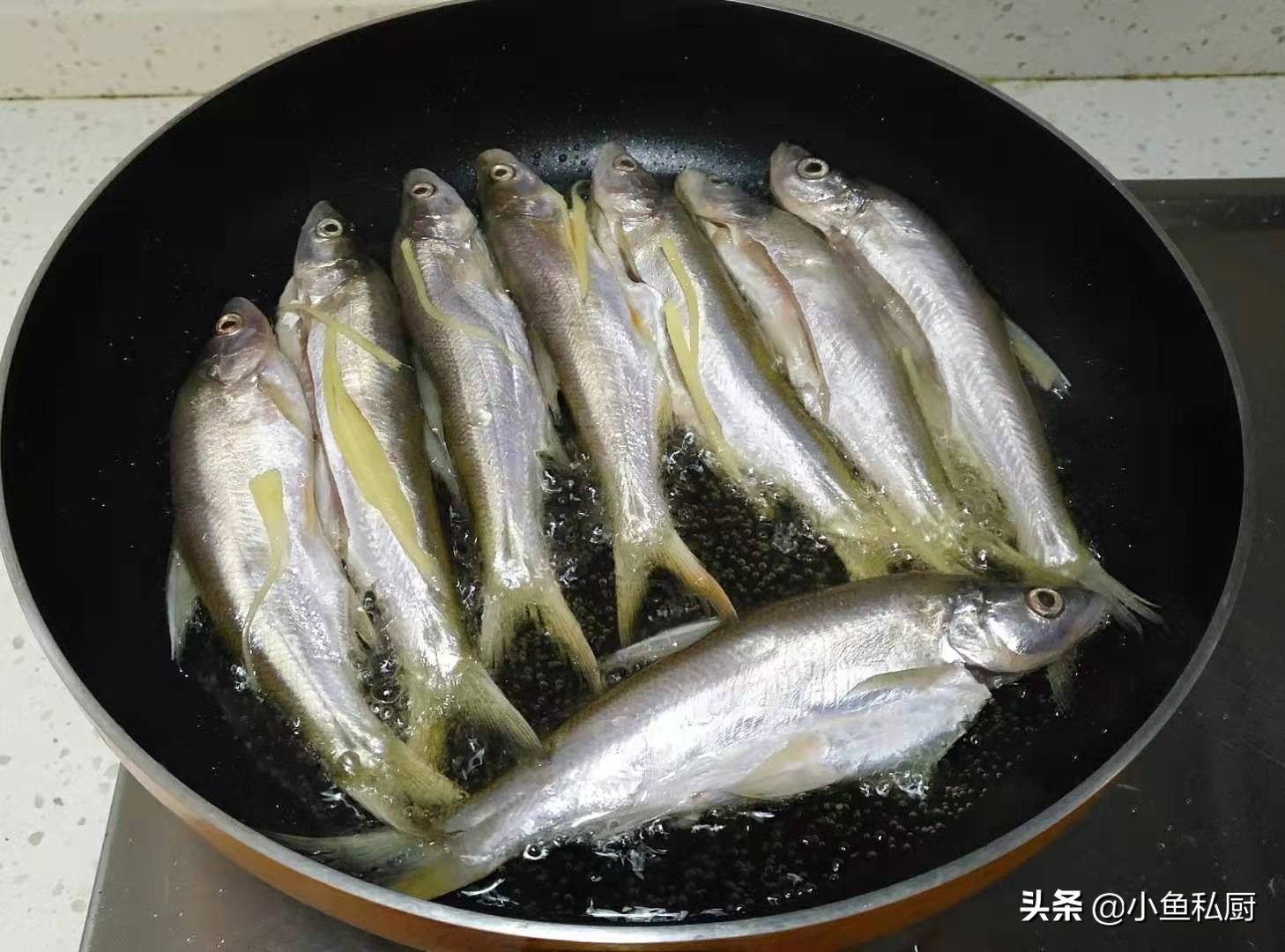 煎整条鱼不粘锅的正确方法,鲫鱼西红柿怎么煎不粘锅不破皮