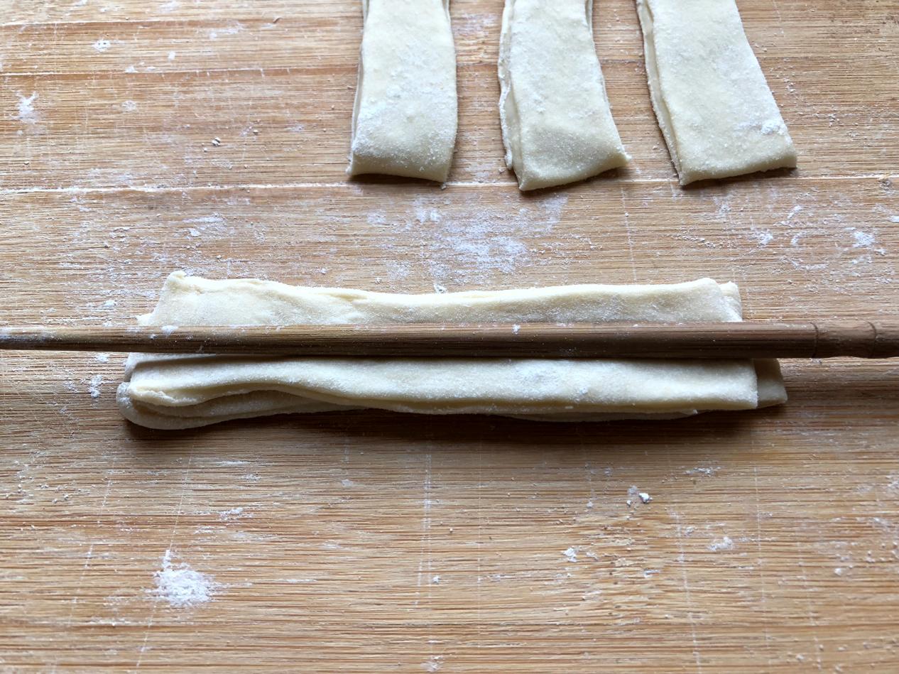 油条怎样做才能蓬松酥脆有油条粉,油条用什么方法做出来油条香脆