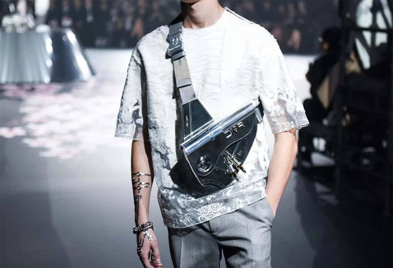 迪奥马鞍包黑皮王俊凯,王俊凯同款迪奥马鞍包