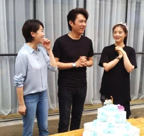 他曾是“职场男神”，娶“北电才女”李佳，今一家四口其乐融融