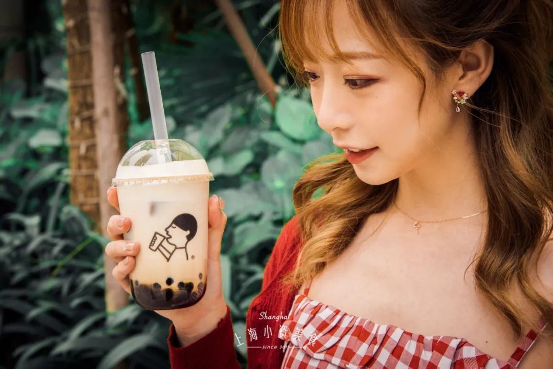网红饮料喝起来,中药奶茶网红饮品