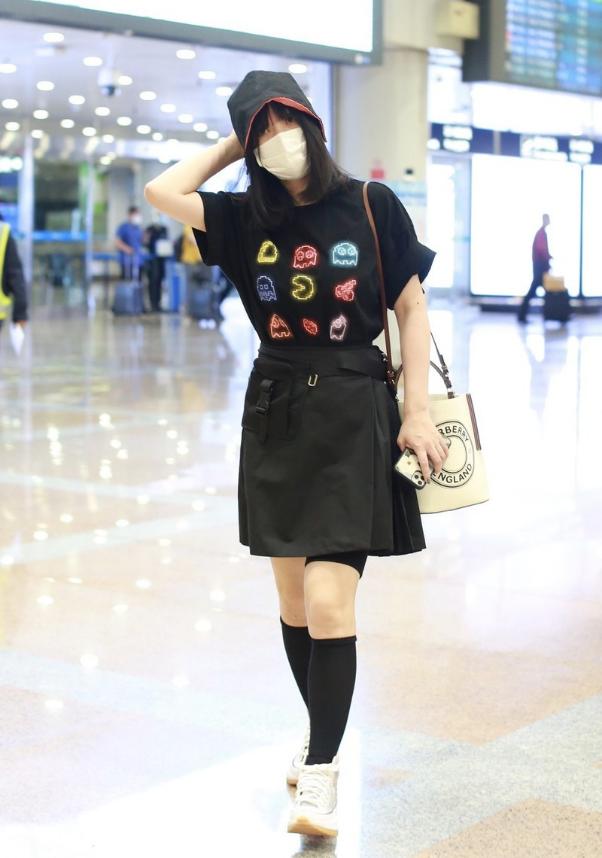 柳岩穿筒靴片段,柳岩穿吊带裙红裙