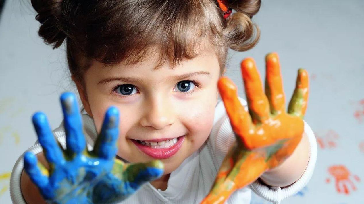 4岁萌娃在醉酒爸爸身上画画,4岁的萌娃在爸爸身上作画