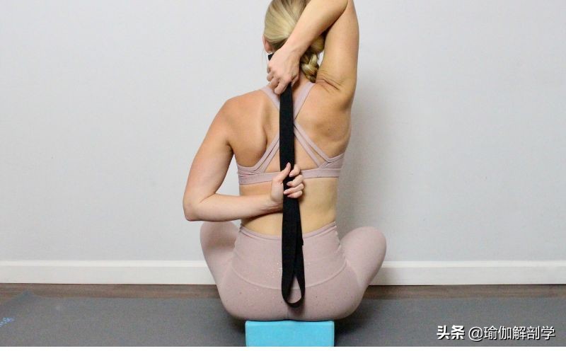 什么瑜伽动作可以缓解肩疼痛,6个舒缓颈椎的瑜伽动作视频