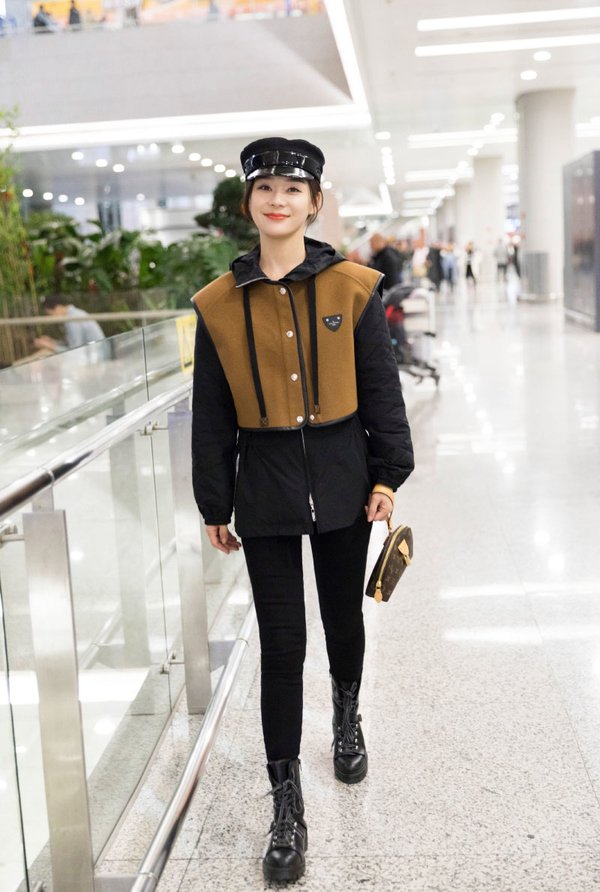 袁姗姗展现马甲线即帅气又好看,袁姗姗黑色西服造型曝光帅气十足