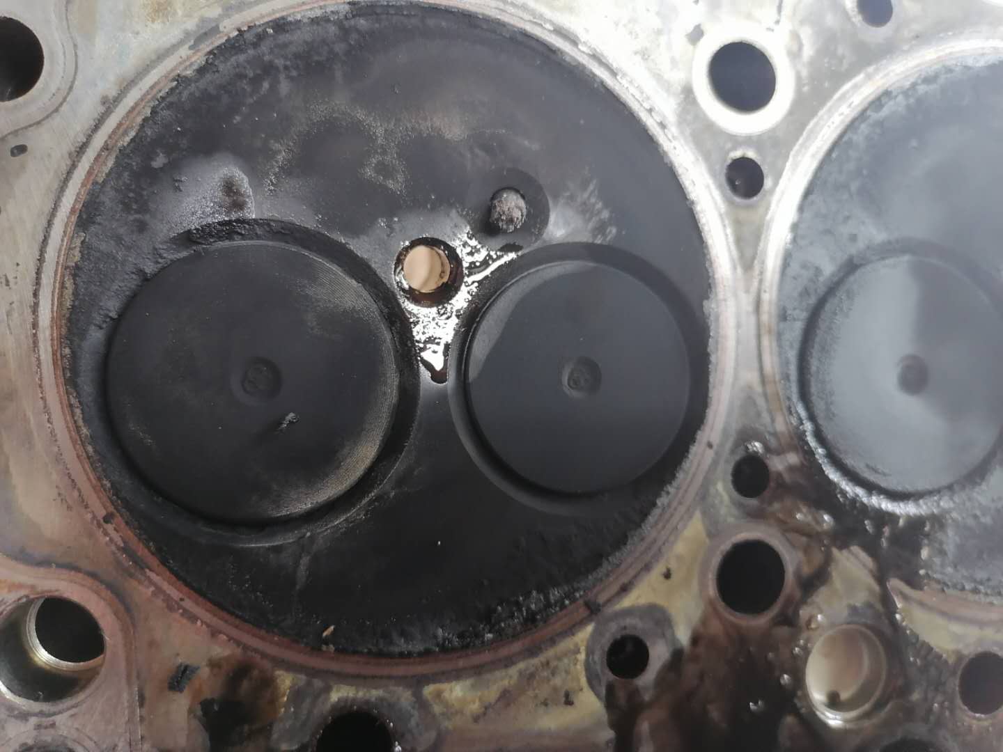 发动机冒白烟蓝烟烧机油,尾气大量冒蓝烟要不要大修发动机