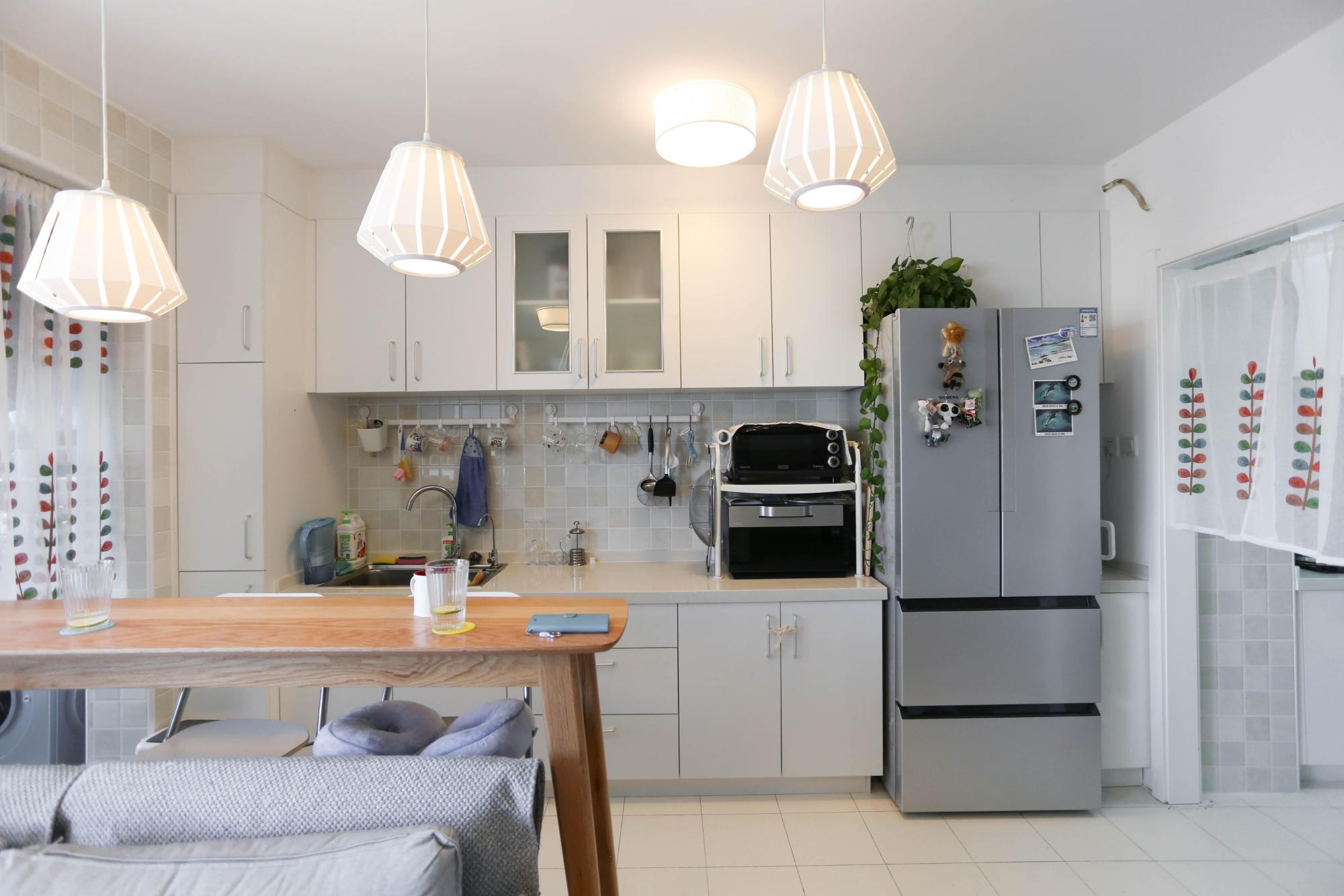 冰箱放厨房最好怎么放置,冰箱放在厨房和卫生间外的门中间