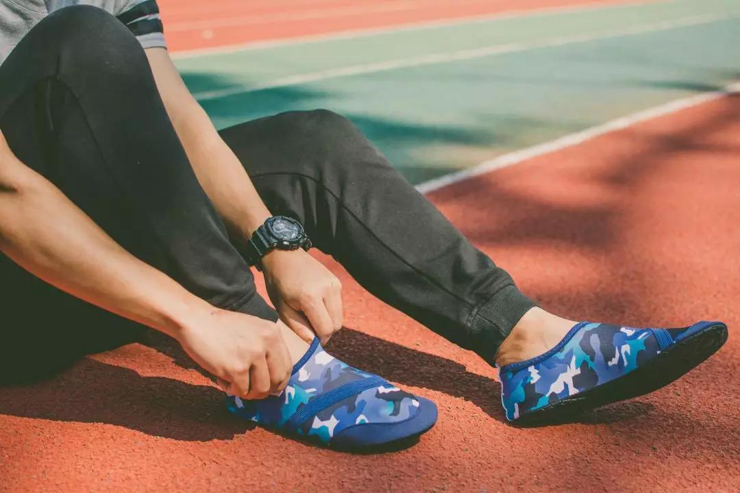 爆红美国的裸奔利器，水陆两栖比光脚舒服，难怪蔡少芬全家都在穿