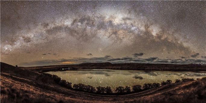 我带女朋友去新西兰，看几百万串会发光的“鼻涕”，她昏了过去