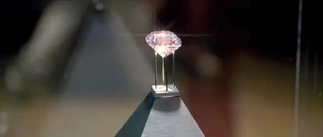 皮尔斯布鲁斯南披头散发,皮尔斯布鲁斯南帅气图片