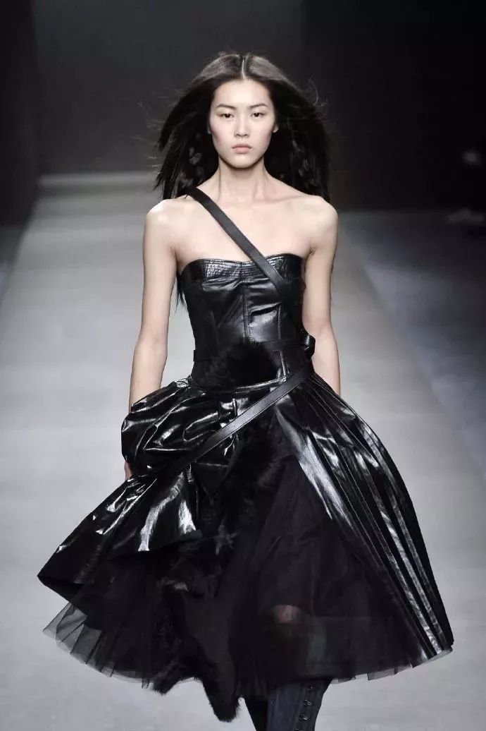 刘雯国际t台走秀视频,刘雯走t台视频