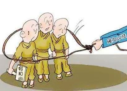 向中老年人兜售“开过光”的佛器，这个“和尚”被于都警方拘了