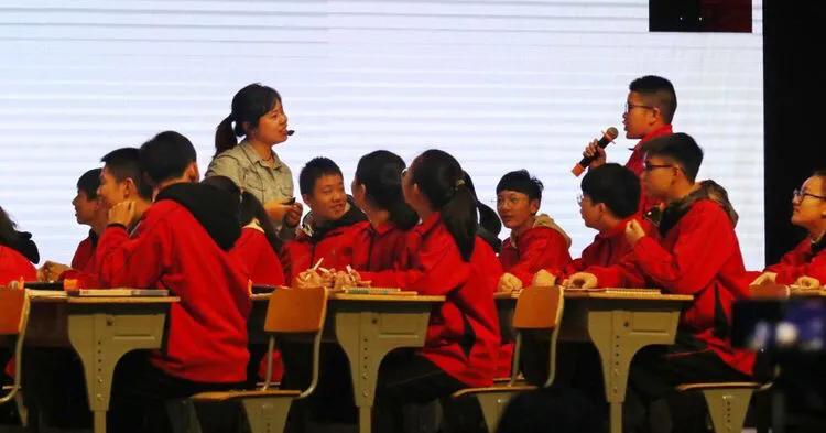 巴陵郡三湘四水英才聚，香樟园高谈阔论红烛燃