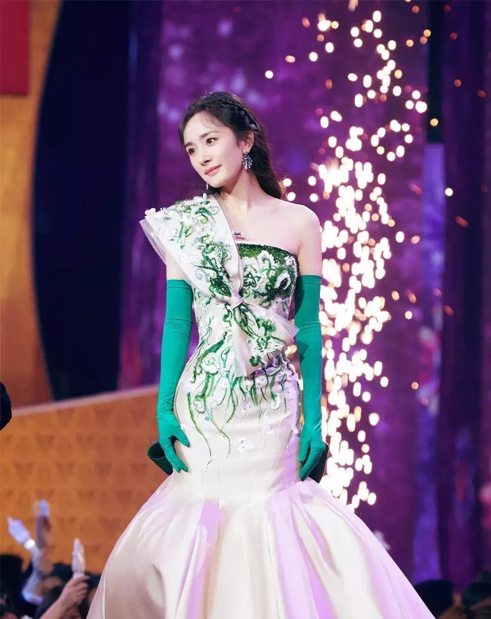 杨幂一身粉色修身礼服少女感十足,杨幂中国衣服