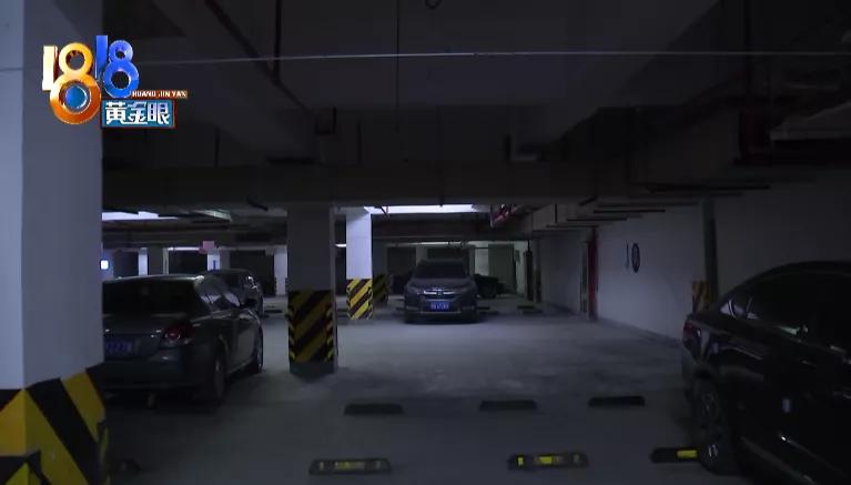 车在小区停车库被砸谁负责,停车场里车被砸怎么赔偿