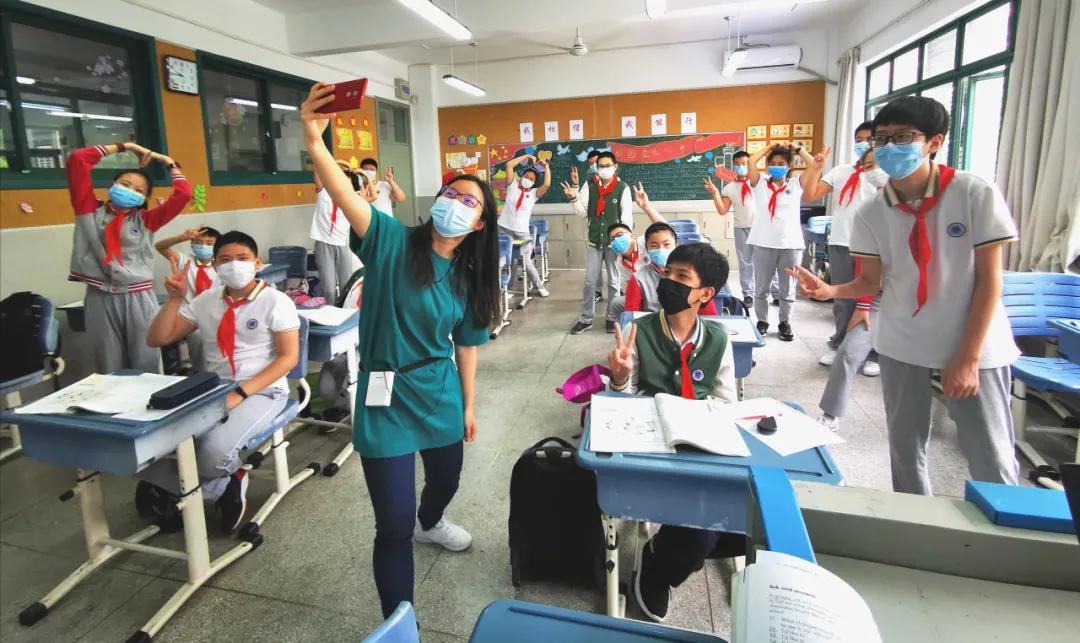 今天又有一批同学返校，来看师生们的自拍留念