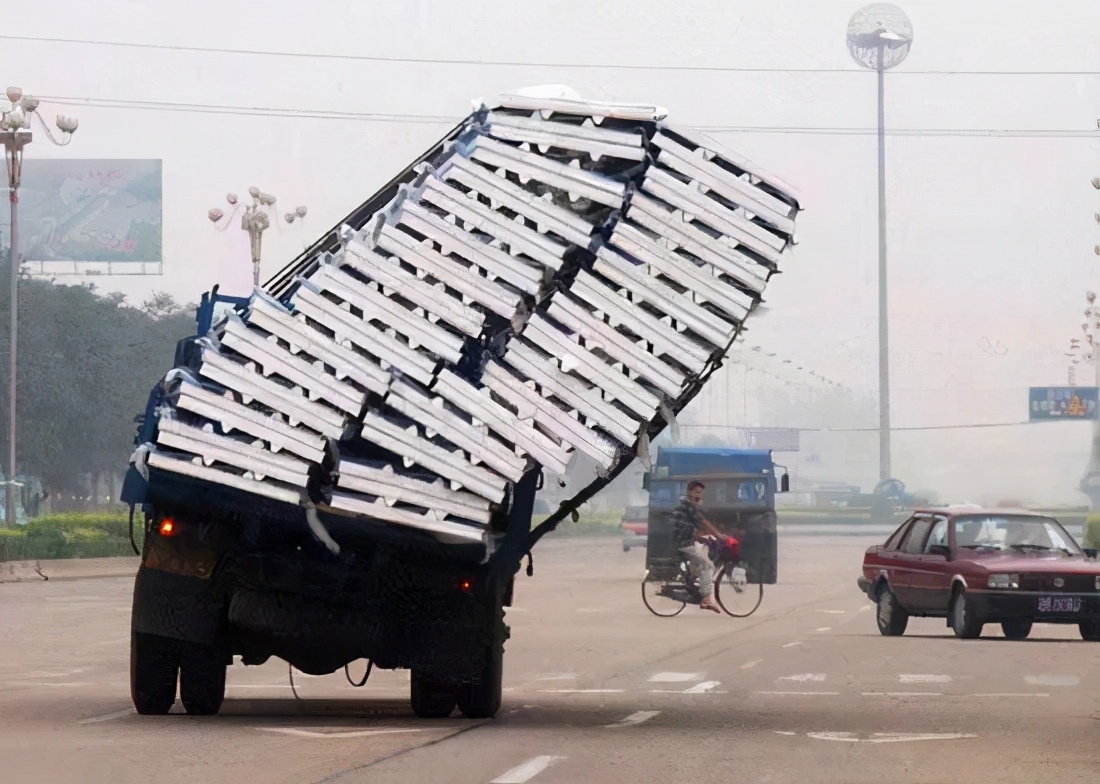 汽车不让拉人载货，司机不禁反问交警：汽车到底能用来干什么？