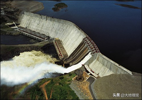 水力发电站三峡大坝,三峡大坝胡佛大坝参数对比