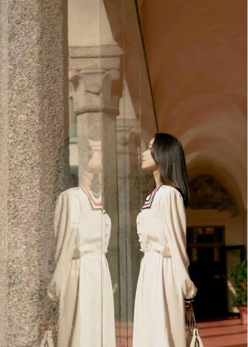 倪妮又有“小心思”?一身白裙简约复古,气质拿捏得足足的