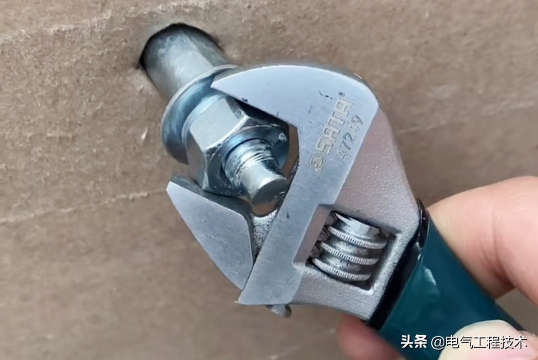 膨胀螺丝打滑怎么调整,墙里的膨胀螺丝上不紧